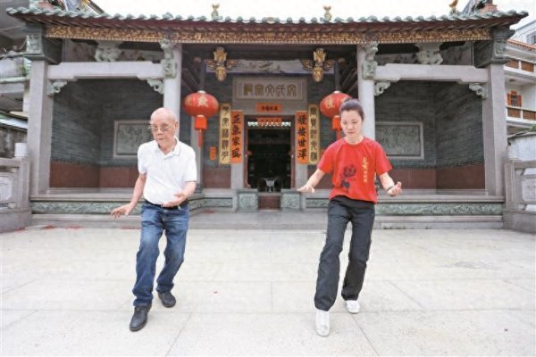 网上配资炒股 铸七星狮魂 舞深圳风采——国家级非遗松岗七星狮舞的父女传承记
